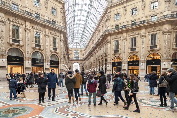 Milão, Itália - 2 de fevereiro, multidão não identificada de compradores na Galleria Vittorio Emanuele II Imagens De Bancos De Imagens Sem Royalties