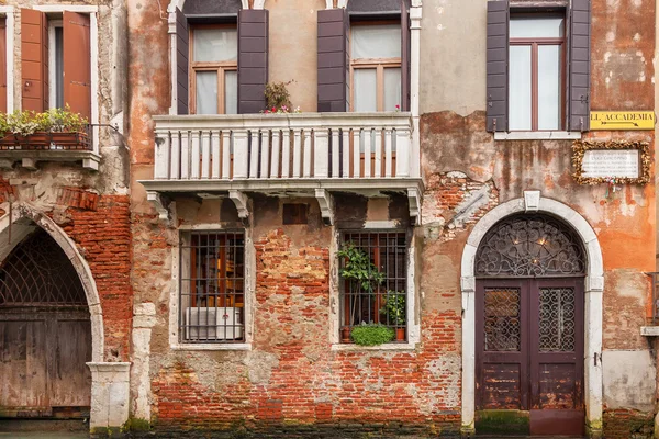 Scenic old houses along a canal in Venice, the lagoon of Italy — Stock Photo, Image