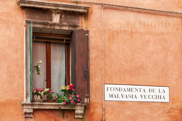 Вікно з квітами, Венеція, Італія — стокове фото