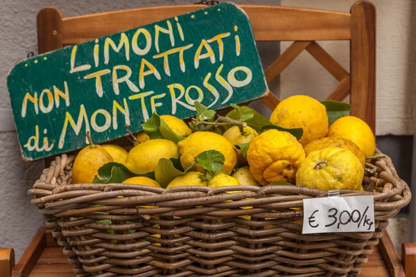 Detalhe da banca de mercado com lotes de limões, Cinque Terre, Itália Fotos De Bancos De Imagens