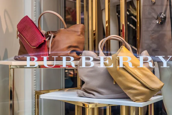 Milán - únor 8: vnější burberry prodejny v Miláně, Itálie Stock Obrázky