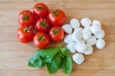Mozzarella peyniri, domates ve fesleğen ahşap tahta üzerinde. sağlıklı gıda.