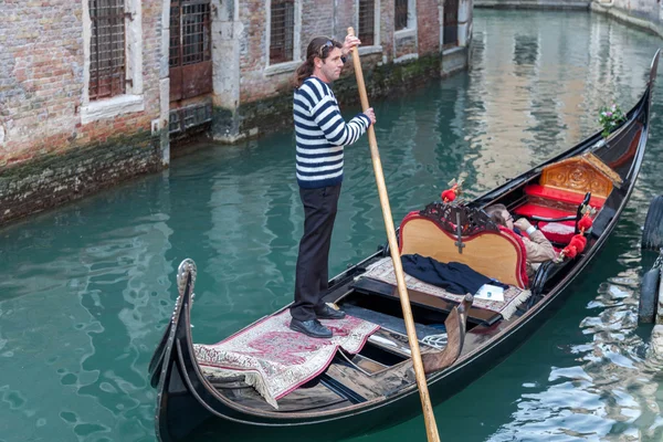 Gondola s ovladačem, Benátky, Itálie — Stock fotografie