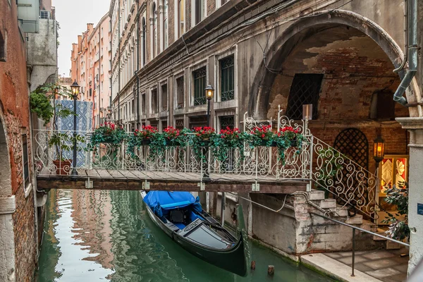 Γόνδολα στο στενό κανάλι στη Βενετία, Ιταλία — Φωτογραφία Αρχείου