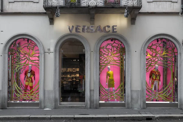 Versace - Mediolan, 9 lutego: versace boutique w Mediolanie na 9 lutego 2014 — Zdjęcie stockowe