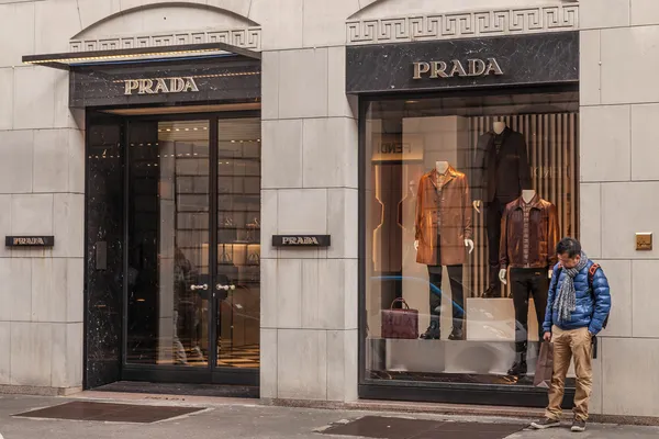ПРАДА - МИЛАН, 8 ФЕВРАЛЯ: Магазин Prada в Милане 8 февраля 2014 г. — стоковое фото
