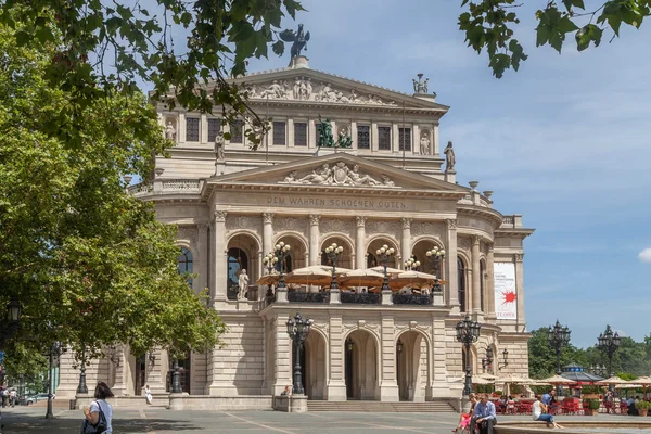 Alte oper ve Frankfurtu na letní den. — Stock fotografie