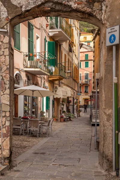 Rua estreita colorida em Cinque Terre, Itália Fotos De Bancos De Imagens Sem Royalties