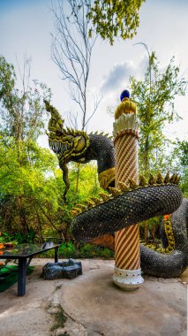 Khlong Ket, Khok Samrong Bölgesi, Lopburi. Haziran 03, 2022. Wat Kaolung. Tayland Tapınağında Naga Heykeli.
