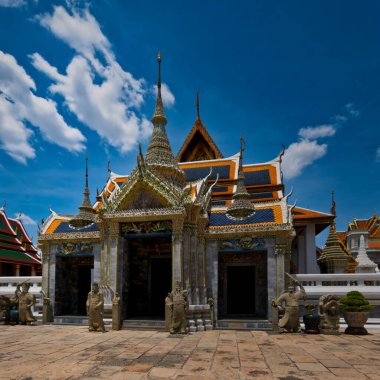 Phra Nakhon, Bangkok . 11 Haziran 2022. Wat Ratchapradit Sathitmahasimaram Rajawarawiharn . Büyük bir 19. yüzyıl tapınak ve kraliyet manastırı kompleksinde mermer fayanslar, yaldızlı meşe ve canlı mozaikler..