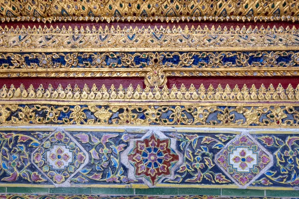 Phra Nakhon, Bangkok . 11 Haziran 2022. Wat Ratchapradit Sathitmahasimaram Rajawarawiharn . Büyük bir 19. yüzyıl tapınak ve kraliyet manastırı kompleksinde mermer fayanslar, yaldızlı meşe ve canlı mozaikler..