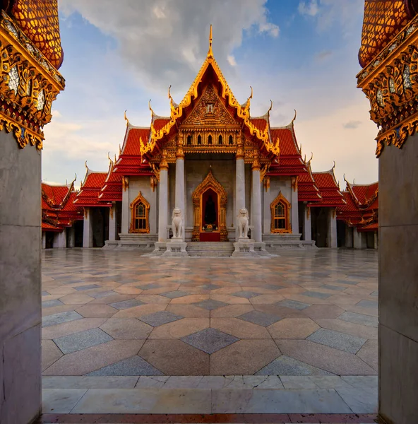 2022年6月11日 Wat Benchamabophit 大理石圣殿 意大利白色大理石建成的华丽庙宇 兼有欧式和泰式设计 — 图库照片