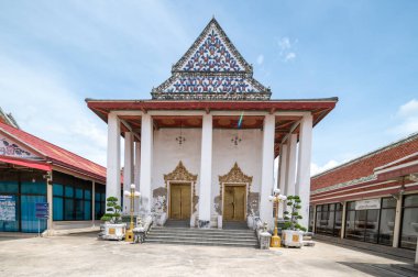 Bangkok, Tayland - 26 Haziran 2022. Wat Rat Singkhon. Nehir kıyısındaki eski tapınak