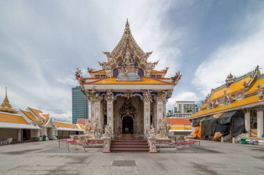 Bangkok, Tayland - 26 Haziran 2022. Wat Pariwat. İnanılmaz ve tuhaf bir yer. Tapınağın dış duvarlarında bir sürü el yapımı heykel var. Aralarında farklı kültürler de var.