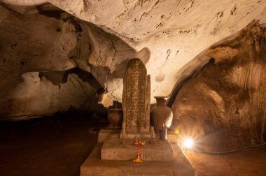 Saraburi, Tayland - 2 Temmuz 2022 Wat Tham Phra Phothisat. Dağlarda saklı bir tapınak.