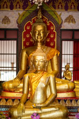 Bangkok, Tayland - 18 Haziran 2022. Wat Nak Prok. Naga tarafından korunan Buda heykellerine adanmış bir tapınak.