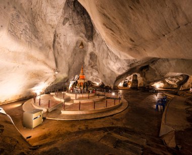 Saraburi, Tayland - 2 Temmuz 2022 Wat Tham Phra Phothisat. Dağlarda saklı bir tapınak.