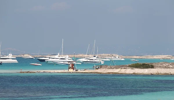 Paesaggio marino con yacht — Foto Stock