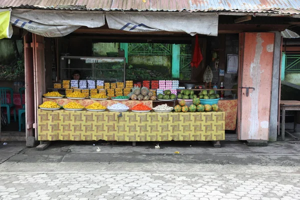 Лоток з солодощі та фруктами, острова Ломбок, Індонезія — стокове фото
