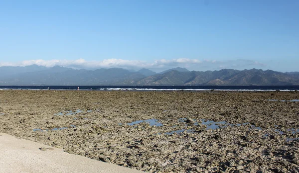 Océano después de la marea baja, la isla de Gili Meno, Indonesia — Foto de Stock