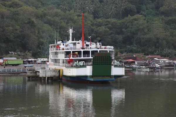 Le ferry pour voyager entre les îles, Indonésie — Photo