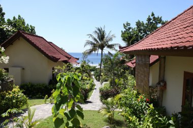 Bungalov denize giden yolda