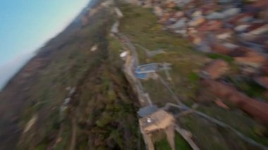 Tiflis, Gürcistan üzerinde hızlı bir insansız uçak.