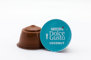 Irvine, İskoçya, İngiltere - 29 Eylül 2021: İki Nescafe Dolce-Gusto geri dönüşümlü kapsüllerde düz beyaz hindistan cevizi kahve kapsülleri markası.