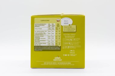 Irvine, İskoçya, İngiltere - 29 Eylül 2021: Bir kutu Nescafe Dolce-Gusto markalı Cappuccino kahve kapsülleri. Kutunun arka etiketi besleyici bilgiler içeriyor ve saygılı bir şekilde büyüyen semboller.
