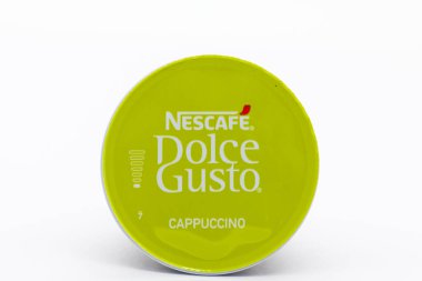 Irvine, İskoçya, İngiltere - 29 Eylül 2021: Bir Nescafe Dolce-Gusto, Cappuccino kahve kabinini geri dönüşümlü paketleme ile damgaladı.
