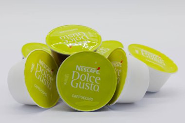 Irvine, İskoçya, İngiltere - 29 Eylül 2021: Nescafe Dolce-Gusto 'nun bir karışımı geri dönüşümlü kapuçino kahve ve sütü geri dönüşümlü kapsüllerde ve ambalajlarda damgaladı