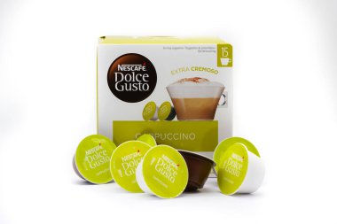 Irvine, İskoçya, İngiltere - 29 Eylül 2021: Nescafe Dolce-Gusto 'nun bir karışımı geri dönüşümlü kapuçino kahve ve sütü geri dönüşümlü kutular ve ambalajlarda damgaladı