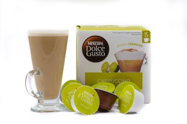 Irvine, İskoçya, İngiltere - 29 Eylül 2021: Uzun bir bardak kahve, Nescafe Dolce-Gusto 'nun geri dönüşümlü kapuçino kahve ve süt karışımı geri dönüşümlü kapsüllerde ve ambalajlarda.