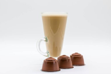 Bir büyük bardak kahve ya da cappuccino ve bir sürü ticari amaçlı makineye sığacak üç adet kahve kabı.