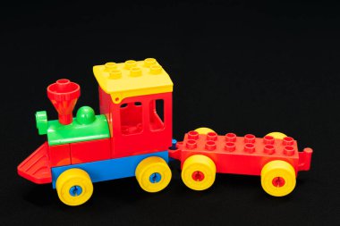 Irvine, İskoçya, İngiltere - 07 Kasım 2021: Çocuk lego markalı plastik tuğla seti, kısmen değişik renk ve boylarda tuğlalarla birleştirilmiş.