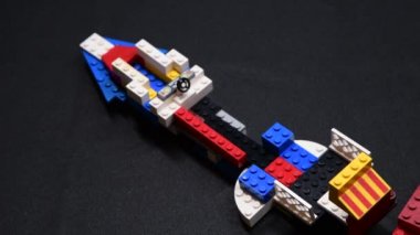 Irvine, İskoçya, İngiltere - 07 Kasım 2021: Çocuk lego markalı plastik tuğla seti çeşitli renk ve boylarda tuğlalarla kısmen birleştirildi.