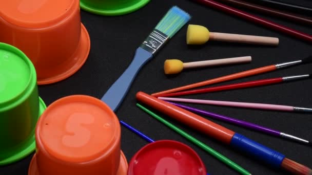 Eine Auswahl Pinseln Tassen Und Schwämmen Verschiedenen Farben Für Kinder — Stockvideo