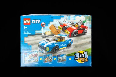 Irvine, İskoçya, İngiltere - 15 Kasım 2021: Lego markalı şehir, motorlu taşıtlardan oluşan üç ayrı kutunun şehir olarak damgalandığı üç ayrı kutu, beş yıldan fazla bir süre boyunca bir pakette üç kutu..