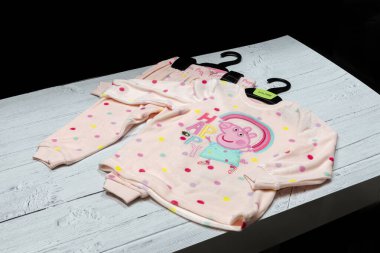 Irvine, İskoçya, İngiltere - 16 Kasım 2021: Marks & Spencers, Peppa Pig 'in eşofmanında sergilenen temalı pembe eşofman ve taytlarla damgalandı.