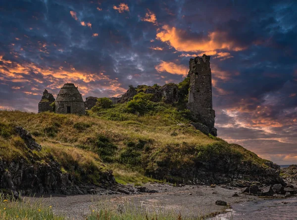 Dunure Rugged Sea Defences Its Ancient Castle Ruins Gradualy Crumbling — Stok fotoğraf