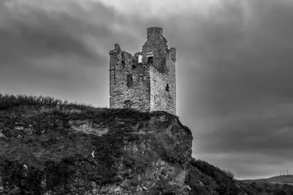 Ancient Ruins What Left Greenan Castle Perched Precariously Close Edge — Fotografia de Stock