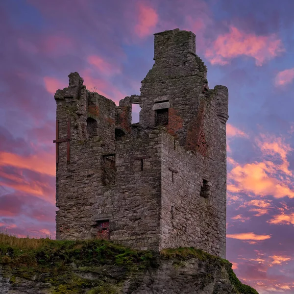 Ancient Ruins What Left Greenan Castle Perched Precariously Close Edge — Stok fotoğraf