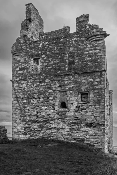Ancient Ruins What Left Greenan Castle Perched Precariously Close Edge — Stok fotoğraf