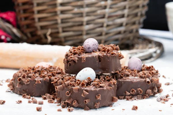 Fyra Små Chokladtäckta Påskkakor Påsk Bakning Som Förberedelse För Påsk Stockfoto