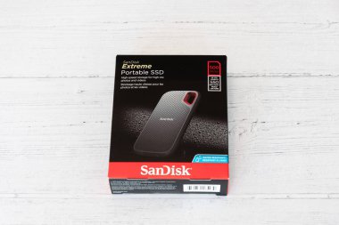 Irvine, İskoçya, İngiltere - 25 Mart 2022: SanDisk, aşırı dayanıklı ve suya dayanıklı olduğu söylenen SSD markalı taşınabilir depo. Şoka ve titreşime dayanıklı olduğu bildirildi..