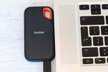 Irvine, İskoçya, İngiltere - 25 Mart 2022: SanDisk, aşırı dayanıklı ve suya dayanıklı olduğu söylenen SSD markalı taşınabilir depo. Şoka ve titreşime dayanıklı olduğu bildirildi..