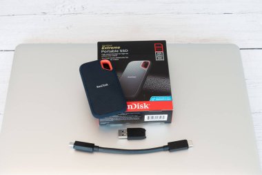 Irvine, İskoçya, İngiltere - 25 Mart 2022: SanDisk, aşırı dayanıklı ve suya dayanıklı olduğu söylenen SSD markalı taşınabilir depo. Şoka ve titreşime dayanıklı olduğu bildirildi..