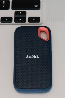 Irvine, İskoçya, İngiltere - 25 Mart 2022: SanDisk, aşırı dayanıklı ve suya dayanıklı olduğu söylenen SSD markalı taşınabilir depo. Şoka ve titreşime dayanıklı olduğu bildirildi..
