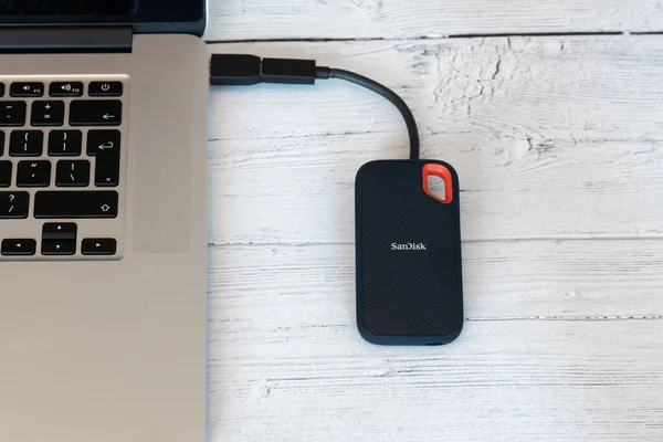 Irvine, İskoçya, İngiltere - 25 Mart 2022: SanDisk, aşırı dayanıklı ve suya dayanıklı olduğu söylenen SSD markalı taşınabilir depo. Şoka ve titreşime dayanıklı olduğu bildirildi..