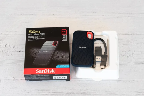 Irvine, İskoçya, İngiltere - 25 Mart 2022: SanDisk, aşırı dayanıklı ve suya dayanıklı olduğu söylenen SSD markalı taşınabilir depo. Şoka ve titreşime dayanıklı olduğu bildirildi..